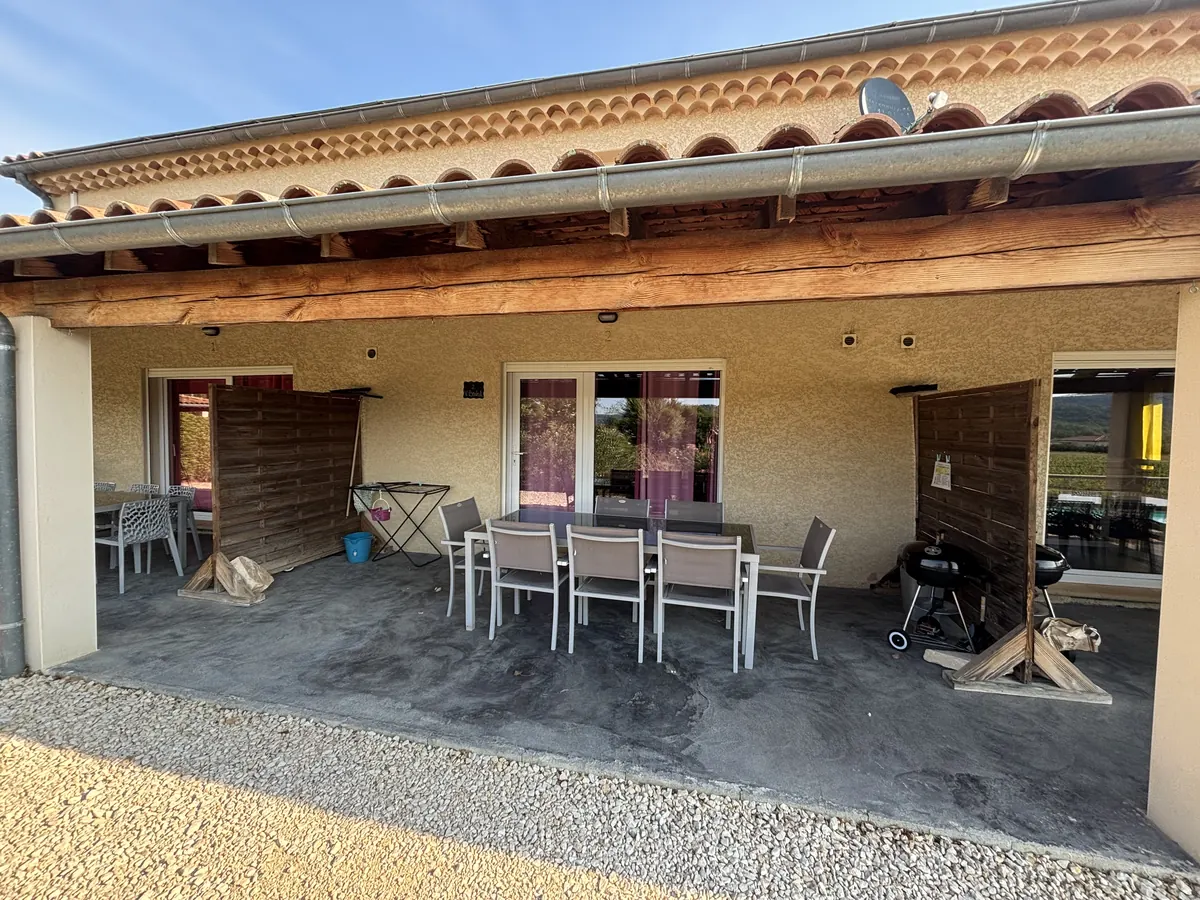 Overdekt terras van vakantiewoning 2 van Villa Vallon I