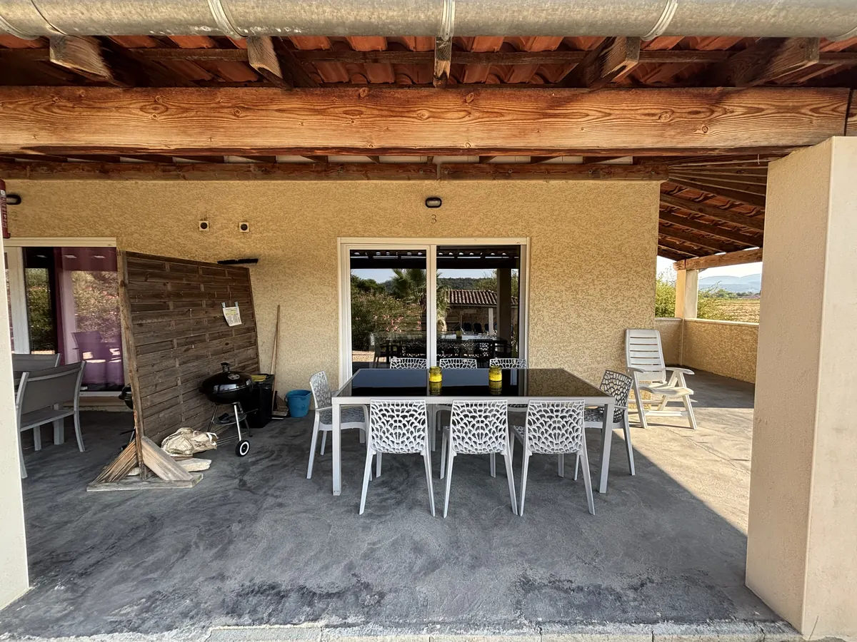 Overdekt terras van vakantiewoning 3 van Villa Vallon I