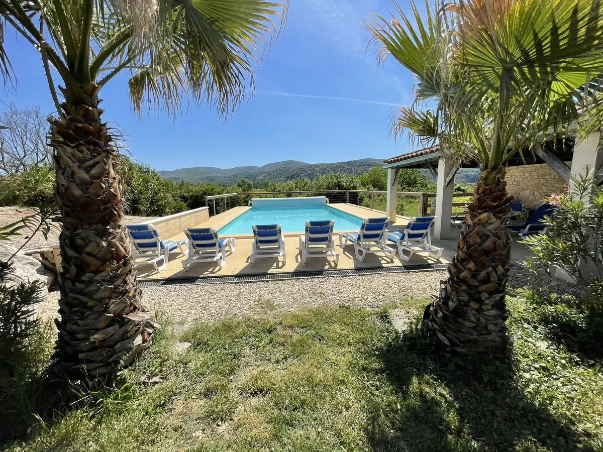 Overzicht van Villa Vallon I en het zwembad