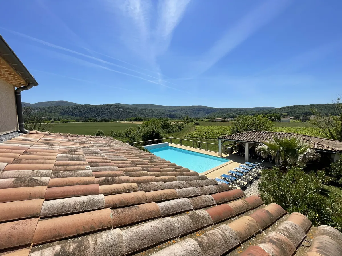 Panorama over het zwembad en de heuvels van de Ardèche