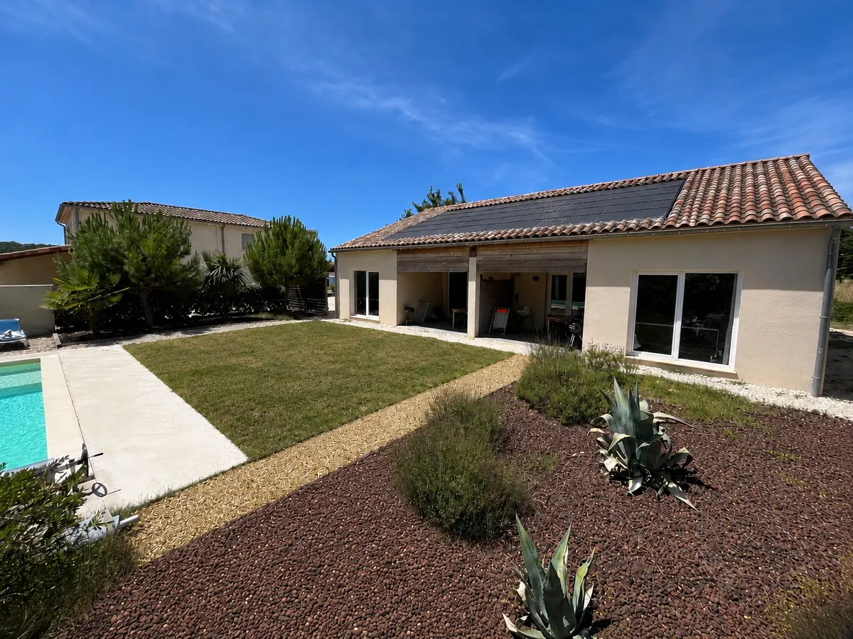 Buitenaanzicht van Villa Vallon III en het zwembad