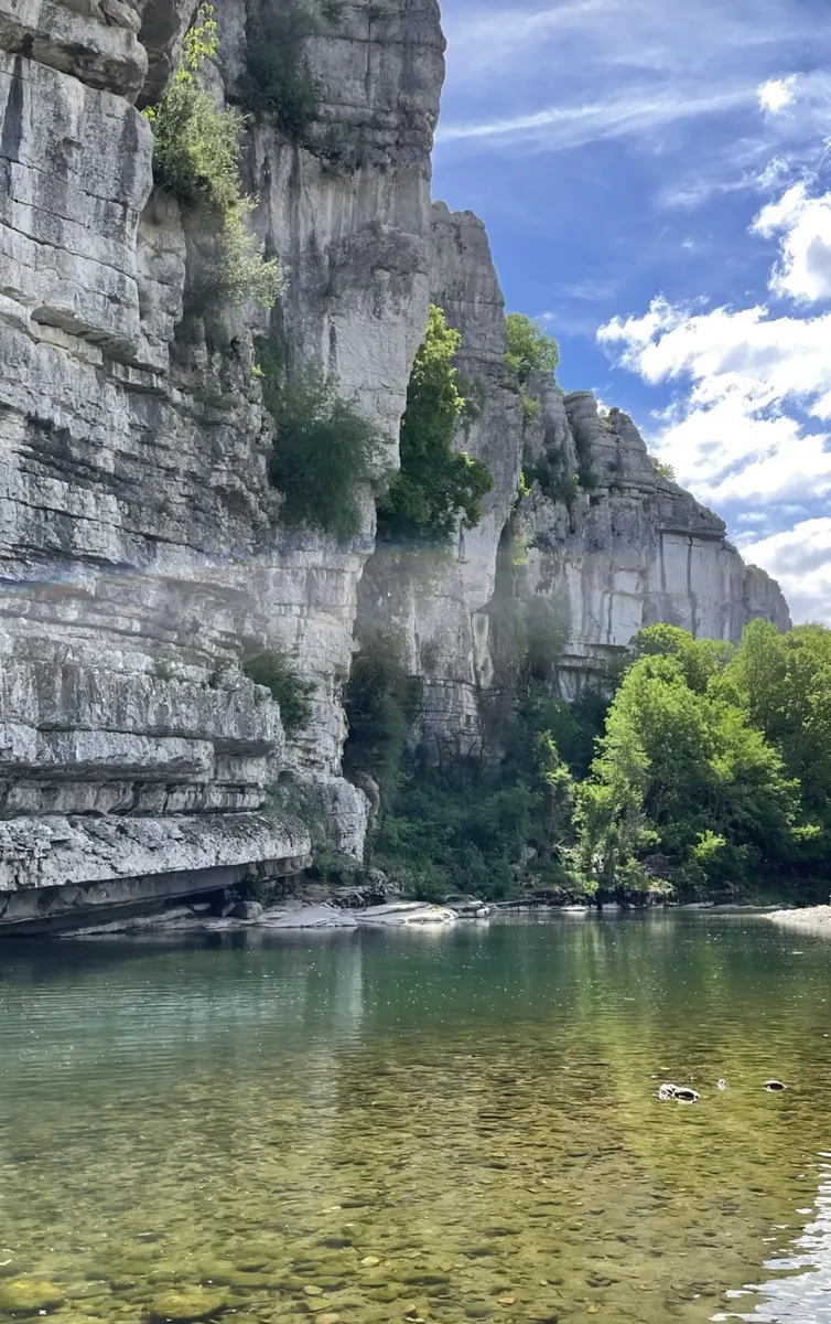 Rotswanden en helder water in de Ardèche