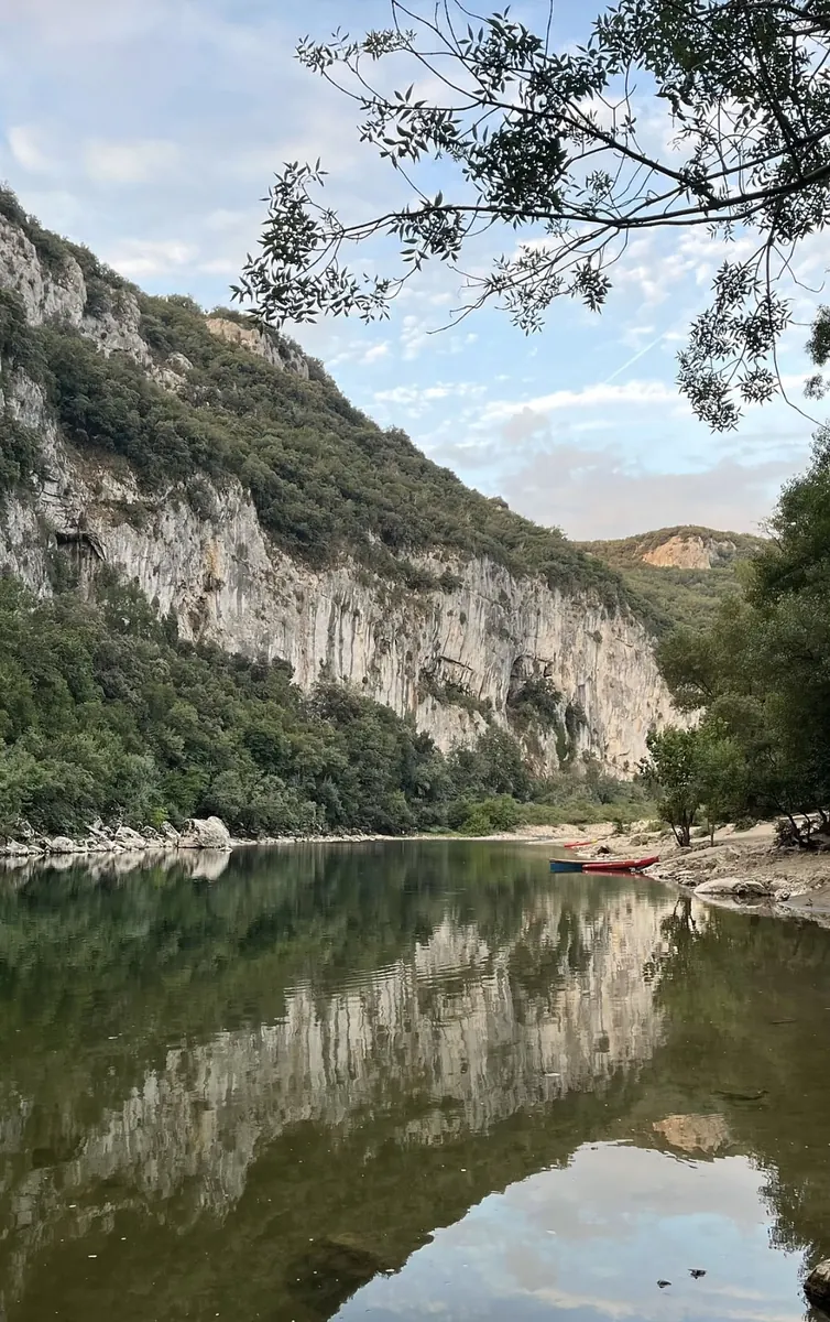 Rotswanden en rivier