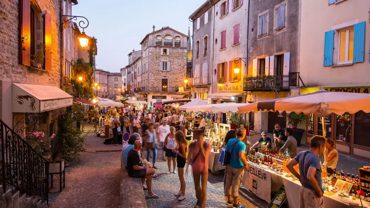 Sfeer op een avondmarkt in de Ardèche